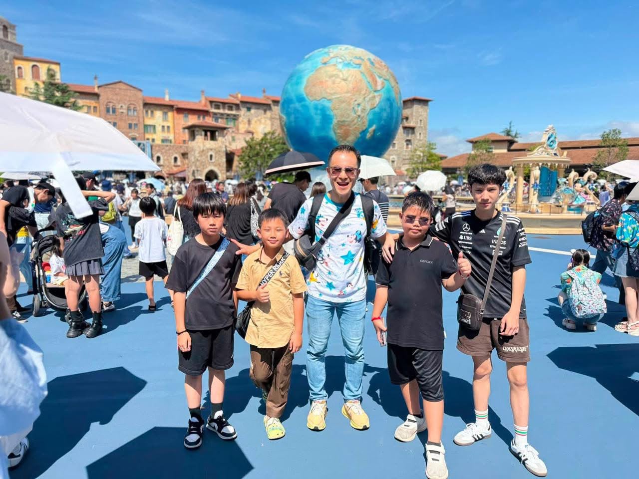 LJP students visiting a theme park in Japan