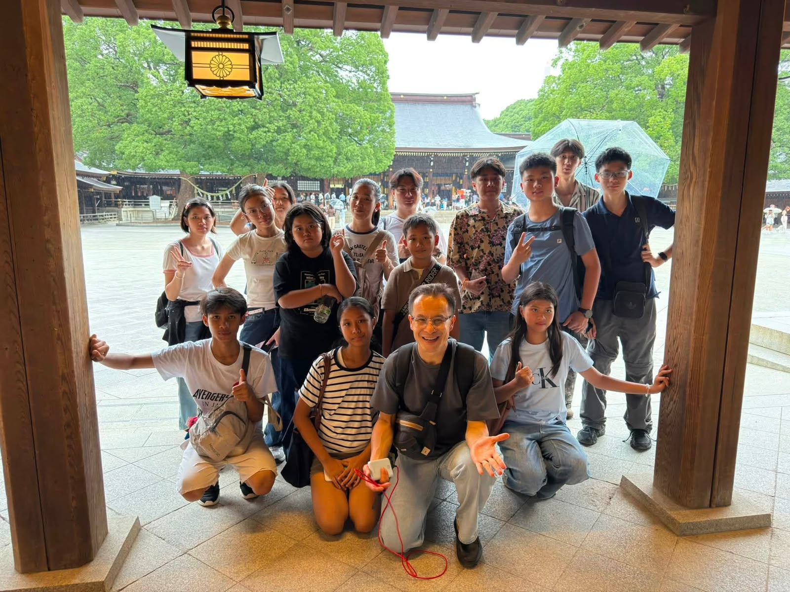 LJP students visiting a Japanese shrine