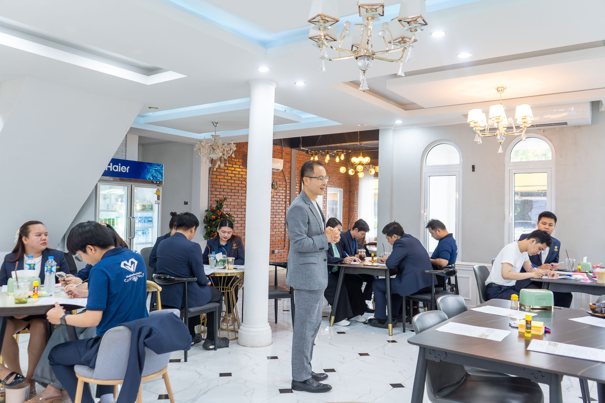 ບັນຍາກາດການຮຽນແລະກິດຈະກຳກຸ່ມຂອງ TOP CEO ACADEMY