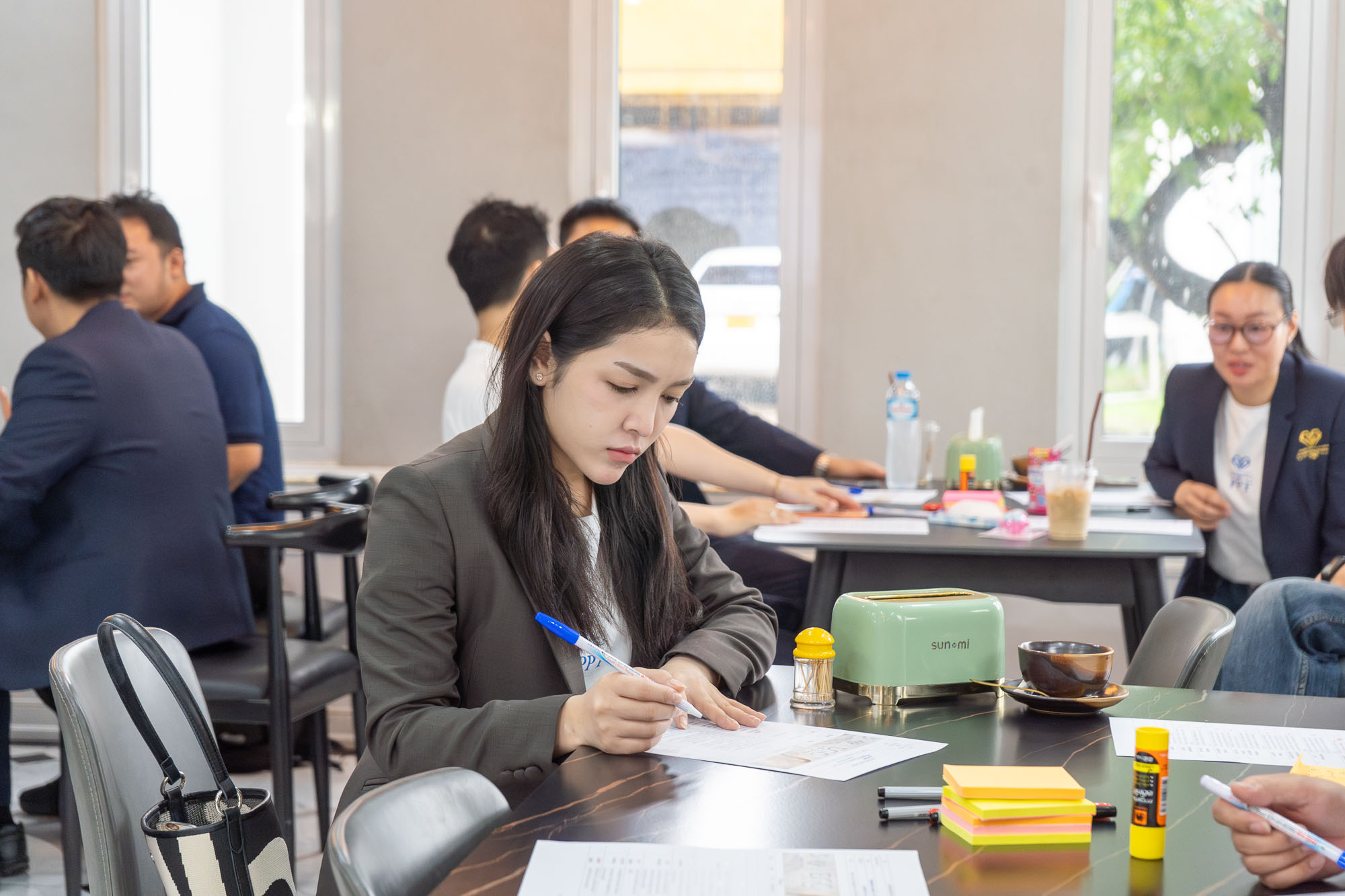 ຜູ້ເຂົ້າຮ່ວມ TOP CEO ACADEMY ກຳລັງເຮັດກິດຈະກຳໃນຫ້ອງຮຽນ